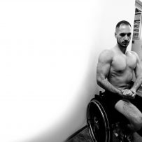 Marek Roscher sitzt in einem Rollstuhl.