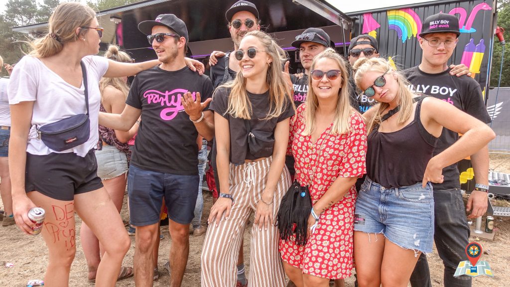 Billy-Boy-Mitarbeiter mit Festival-Besucherinnen (Bild: Arne Jürgens)