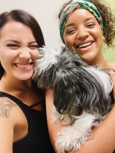 Emily (links) mit Kaya Mitchell und ihrer Hündin Amy (Foto: Emily Zimmermann)