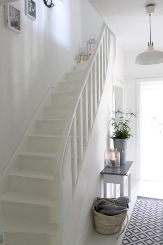 Der Flur und die Treppe nach der Umgestaltung (Bild: Brittabloggt.de)