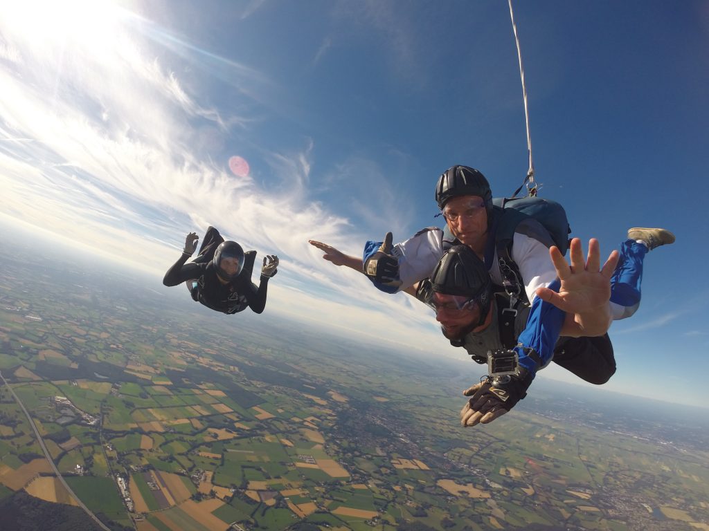 Im freien Fall mit Tandemmaster Jimmy und Verena (Bild: Jan-Claas Dirks)