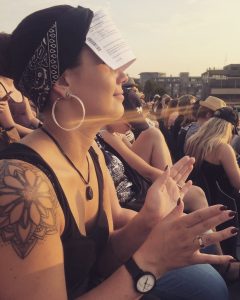 Wer bei Ed Sheeran in Hamburg seinen Sonnenschutz vergisst, muss sich zu helfen wissen. (Bild: Emily Zimmermann)