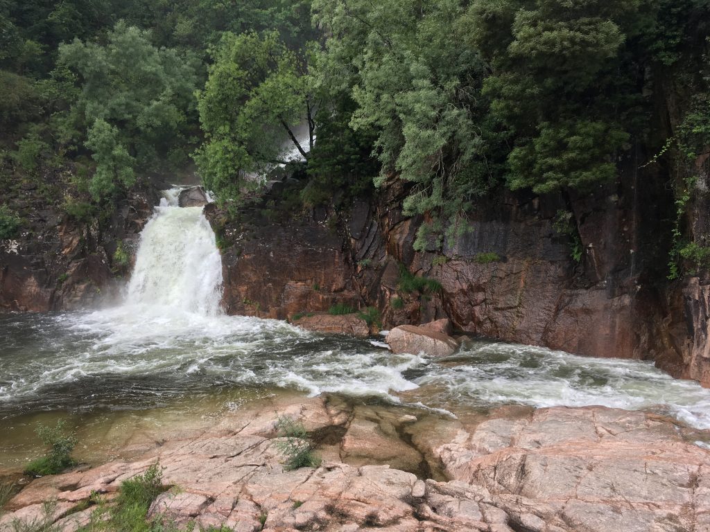 Das Ziel der Wanderung: Der Wasserfall (Bild: Mareike Wübben)
