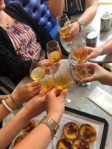 Portwein und Pastel de Nata (Bild: Mareike Wübben)