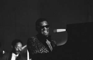 Ray Charles 1971 in Hamburg (Foto: Heinrich Klaffs; CC BY-SA 2.0)