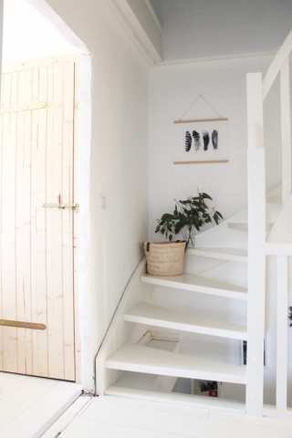 Der Flur und die Treppe nach der Umgestaltung (Bild: Brittabloggt.de)
