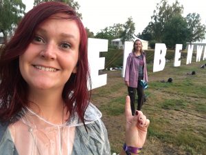 Angekommen: Ein Foto von mir (vorn) und Christina auf dem Gelände vom Elbenwald-Festival. (Bild: Verena Sieling)