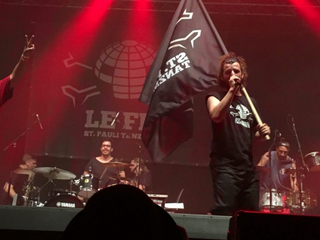 Brachten Tanzmusik aus St. Pauli in den Fan-Dome: "Le Fly" (Bild: Verena Sieling)
