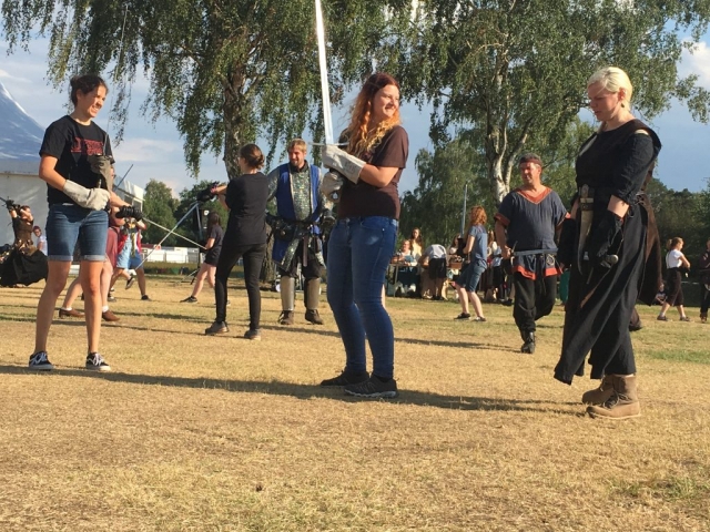 Besucher konnten sich am Schwertkampf versuchen... (Bild: Verena Sieling)