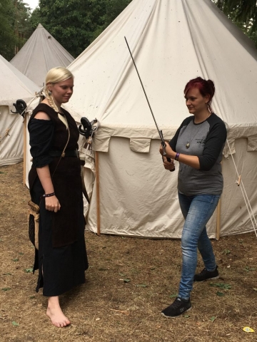 ...und auch ich habe das Schwert zusammen mit Show-Schwertkämpferin Mariska geschwungen. (Bild: Verena Sieling)
