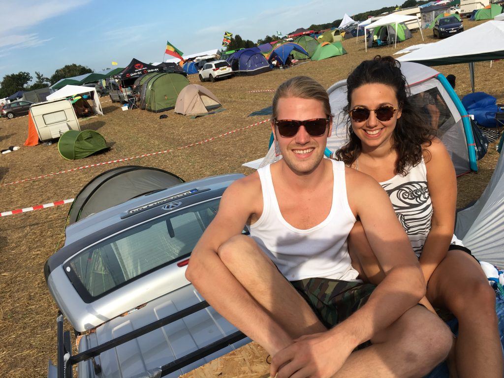 Reggae Jam 2018: Robin Meyer mit seiner Freundin Gianina auf dem Bullidach (Bild: Wolfgang Alexander Meyer)