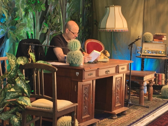 Las im Hobbitbau vor: Autor Thomas Finn. (Bild: Verena Sieling)