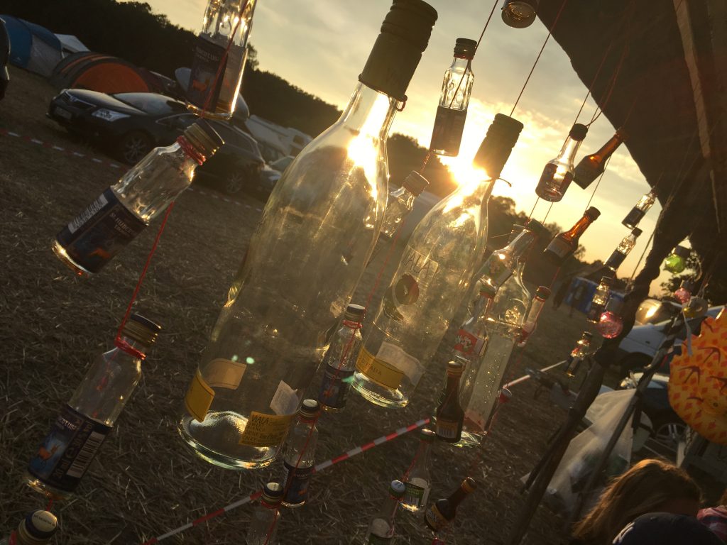 Reggae Jam 2018: Flaschendeko am Pavillon (Bild: Wolfgang Alexander Meyer)