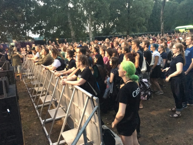 Fans warten auf "Fiddler's Green". (Bild: Verena Sieling)