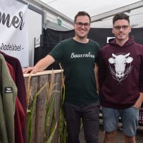 Markus Gierke präsentieren bei den Landtagen Nord in Wüsting das Modelabel Ugly Farmer Clothing. (Bild: Chelsy Haß)