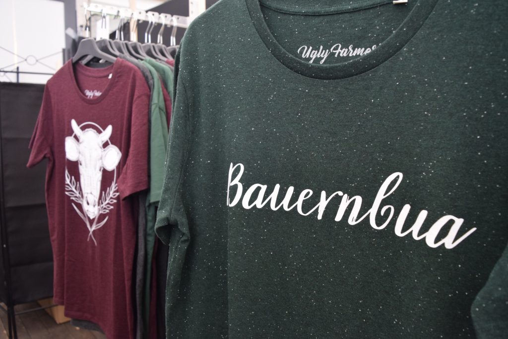 In sieben verschiedenen Designs gibt es die Kleidung von Ugly Farmer mittlerweile. (Bild: Chelsy Haß)