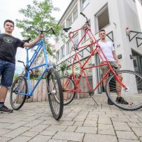 Bero (links) und Frederik mit ihren Tallbikes. (Bild: Claus Hock)