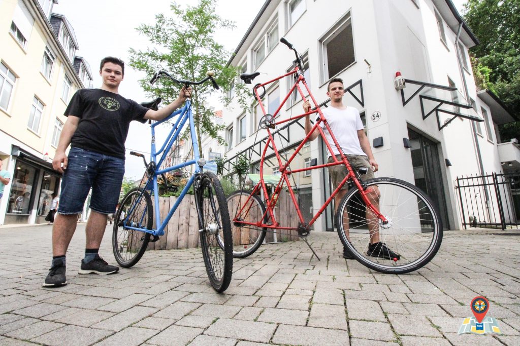 Bero (links) und Frederik mit ihren Tallbikes. (Bild: Claus Hock)