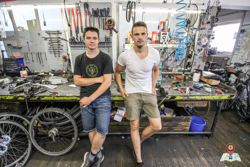 Bero (links) und Frederik in der Fahrradwerkstatt von Vosgerau am Damm. (Bild: Claus Hock)