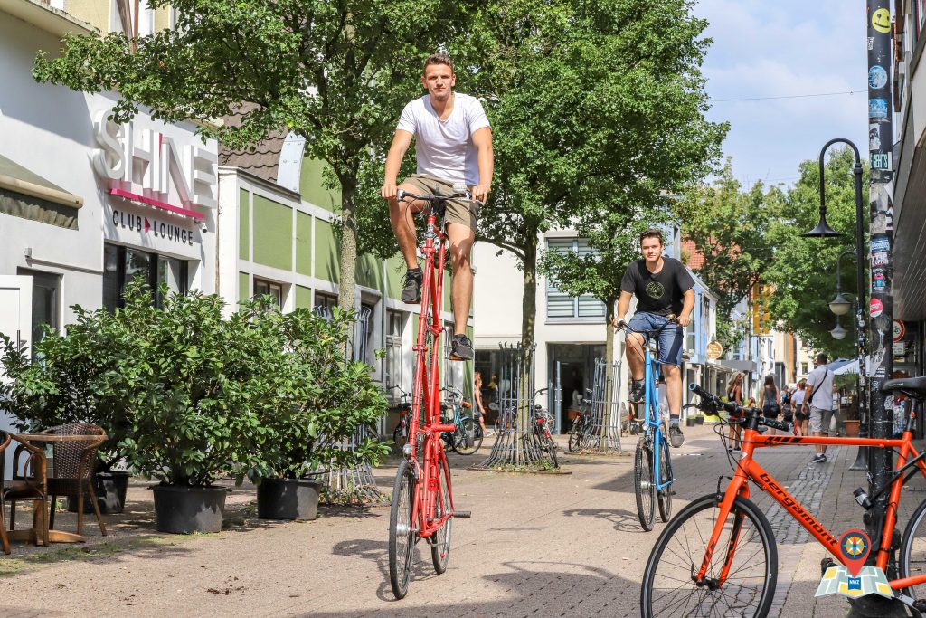 Sieht man die Tallbikes zum ersten Mal, ist die Größe definitiv beeindruckend. (Bild: Claus Hock)