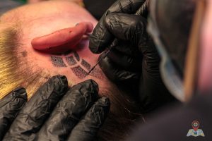 Feine Punkte: Tätowierer Dennis sticht mit einer Nadel ein Hand Poked Tattoo (Foto: Tonia Hysky)