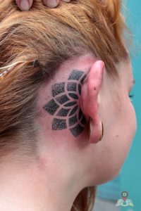 Fertig: So sieht das fertige Tattoo hinter dem Ohr aus (Foto: Tonia Hysky)