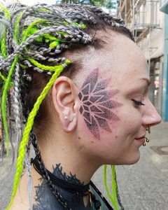 Ein Hand Poked Tattoo am Ohr, gestochen von Dennis (Foto: Dennis Soo)
