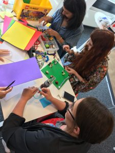 Influencer bei der Arbeit: Kostantia, Fee und Jaqueline toben sich beim Prototyping aus. (Foto: Manuela Wolbers)
