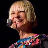 Sia (Foto: Kirk Stauffer, CC BY-SA 3.0, Link)