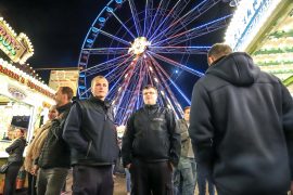 Zwei Feuerwehrleute auf dem rodenkircher Markt