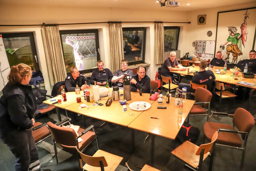 Einsatzzentrale und Platz für eine Pause: Das Feuerwehrhaus Rodenkirchen während des rodenkircher Marktes (Bild: Claus Hock)