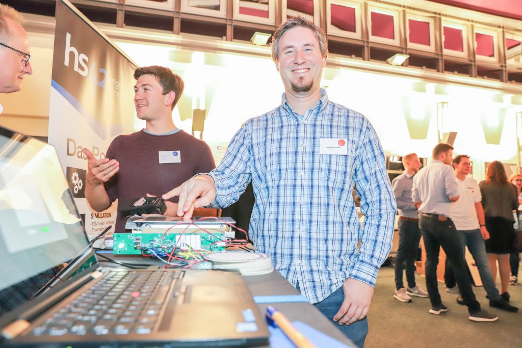 Sebastian Damm von der Firma HS42 aus Oldenburg. Als Prototyp hatten sie die mögliche Zukunft des Touchscreens im Gepäck. (Bild: Claus Hock)
