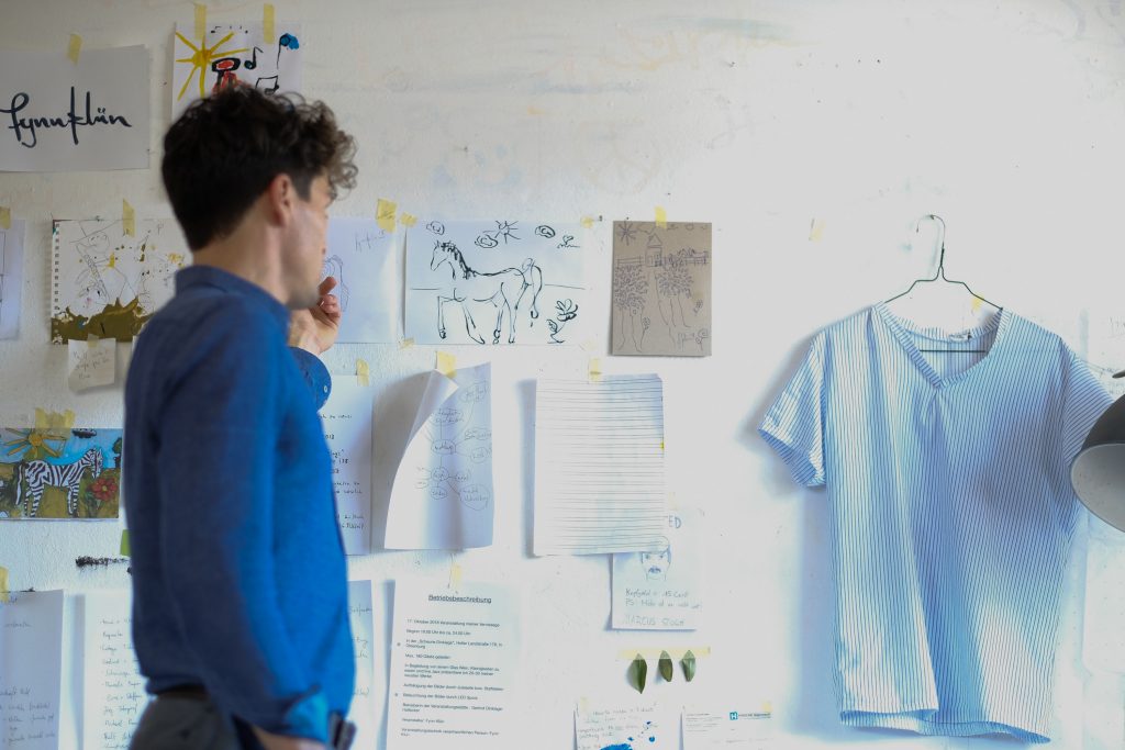 Fynn steht vor seinem "Vision Board" für die bevorstehende Ausstellung. (Bild: Christian J. Ahlers)