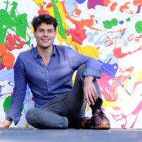 Fynn Klün vor einem seiner Kunstwerke. (Bild: Christian J. Ahlers)