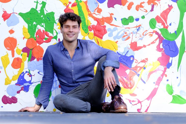 Fynn Klün vor einem seiner Kunstwerke. (Bild: Christian J. Ahlers)