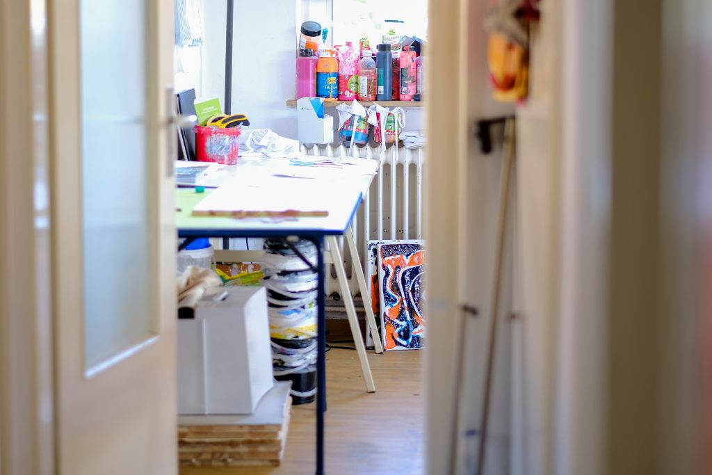 Überall in Fynns Wohnung stehen Farben, Leinwände und andere Malutensilien. (Bild: Christian J. Ahlers)